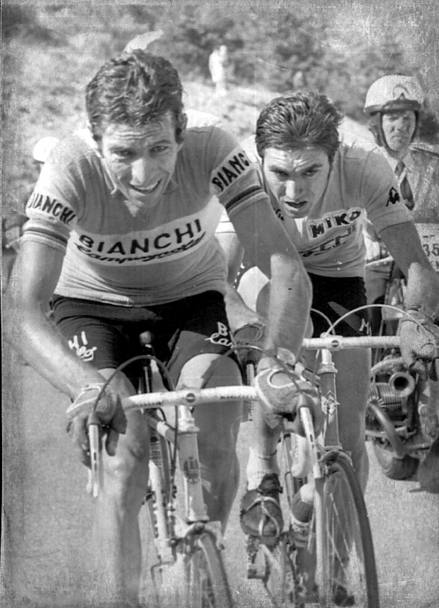 Felice Gimondi precede Eddy Merckx, in maglia gialla, durante una tappa del Tour de France 1975